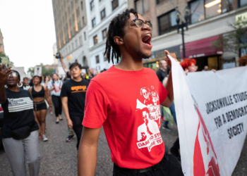Vídeo em que policiais espancam motorista negro por farol apagado viraliza nos EUA