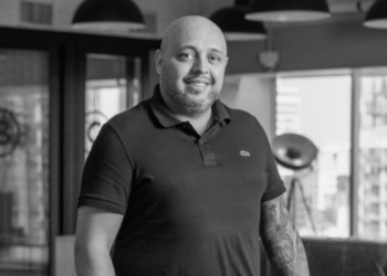 Muito além do robô: porque o operador continua essencial na era dos bots e assistentes digitais