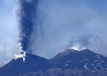 É #FATO: Vídeo mostra turistas fugindo de mega nuvem após erupção do vulcão Etna