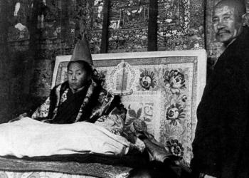 Orelha grande, sinal de fumaça e profecias: conheça os rituais para encontrar a criança em que o Dalai Lama reencarnou