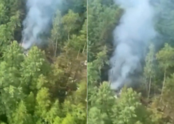 Avião comercial com dezenas de passageiros cai na Rússia; vídeo mostra destroços em chamas