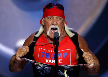 Hulk Hogan rasgou camisa para declarar apoio a Trump nas eleições em 2024; VÍDEO