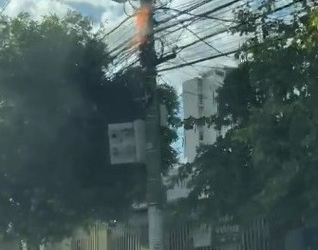 Poste de energia pega fogo em Cuiabá; vídeo