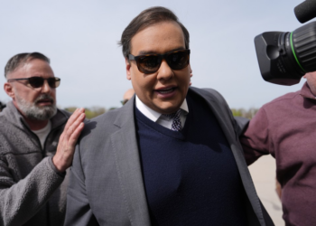 Termina prazo para George Santos, ex-deputado dos EUA filho de brasileiros, se entregar à Justiça dos EUA