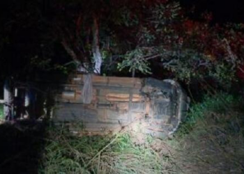 Hilux capota várias vezes e passageira morre