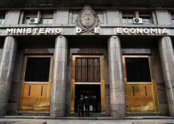 Diretoria do FMI conclui 1ª revisão de programa da Argentina e aprova desembolso de US$ 2 bi