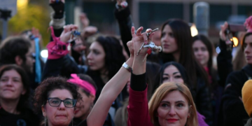 Conheça as feministas que compraram briga contra a causa trans 