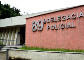 Polícia do RJ prende dois suspeitos de roubo qualificado na casa de mãe e avós de Flávio Bolsonaro