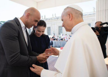 Influenciadores de MT têm alianças abençoadas pelo Papa durante encontro emocionante; veja fotos