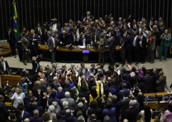 Motim bolsonarista impulsiona projeto para mudar foro e expõe Motta, mas anistia fica sem acordo