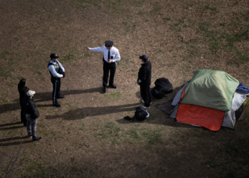 Trump pede para pessoas sem-teto irem para 'longe' de Washington