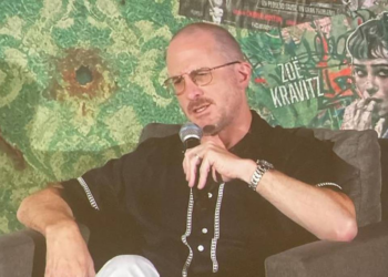 Darren Aronofsky tenta divertir masterclass e comprova o incômodo como sua especialidade