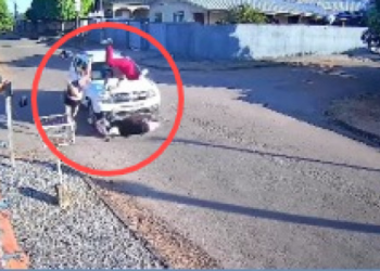 Duster atinge moto e mãe e filhos são arremessados