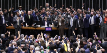 Tapas, empurrões e xingamentos: o fim do decoro na Câmara dos Deputados 