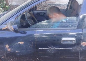 Idoso atropela menino, foge e acaba dormindo no carro