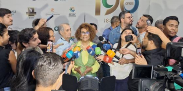 Edna Sampaio toma posse na AL vestindo verde e amarelo