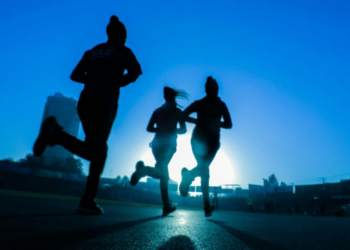 Conheça benefícios surpreendentes de caminhar à noite