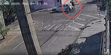 Vídeo mostra motociclista furando preferencial e se dando mal