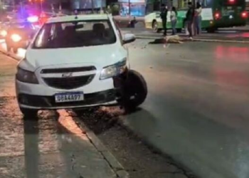 VÍDEO – Venezuelano perde controle, atravessa canteiro e bate de frente com carro na Fernando Corrêa
