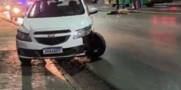 VÍDEO – Venezuelano perde controle, atravessa canteiro e bate de frente com carro na Fernando Corrêa
