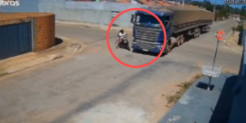 Carreta invade preferencial e atropela mãe e filho; criança teve fratura exposta