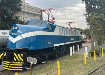 Locomotiva revitalizada ganha cores da Fepasa em São Paulo