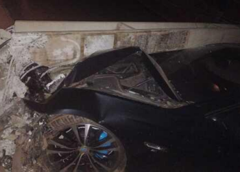 BMW derruba sete postes; motorista fugiu