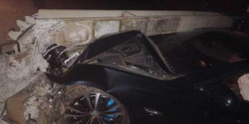 BMW derruba sete postes; motorista fugiu