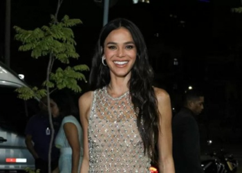 Marquezine aposta em transparência e deixa bumbum à mostra