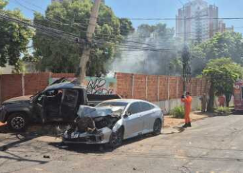 Batida entre Civic e Amarok deixa quatro pessoas feridas; veja vídeo