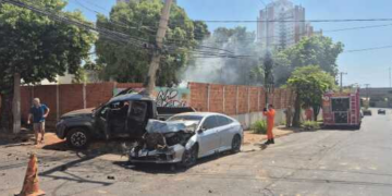 Batida entre Civic e Amarok deixa quatro pessoas feridas; veja vídeo