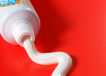 Lã de ovelha e cabelo humano em pasta de dentes podem combater cáries