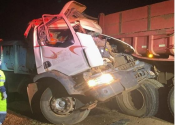 Motorista morre em batida entre caminhões na BR-163