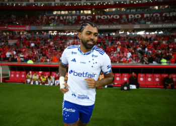 Leo Jardim é alvo de críticas silenciosas por utilização de Gabigol