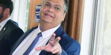 Dino tem tacape e Trump uma bomba atômica