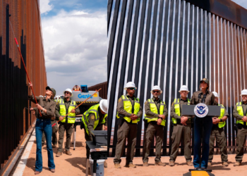 Trump manda pintar de preto muro na fronteira com o México; 'Tão quente que imigrantes nem tentarão', diz secretária