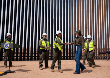 Trump manda pintar de preto muro na fronteira; 'Tão quente que imigrantes nem tentarão', diz secretária