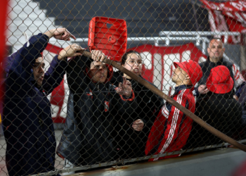 Presidente do Chile critica Conmebol após confusão generalizada em jogo entre Universidad de Chile e Independiente