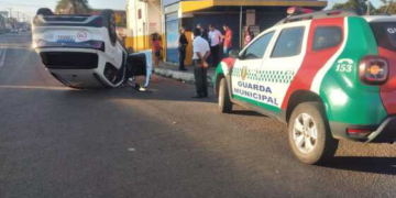 Motorista bêbado atropela idoso e capota carro em VG
