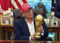 VÍDEO: Trump segura taça da Copa do Mundo e pergunta se pode ficar com ela; 'É um belo pedaço de ouro'