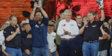 Com boneco de Bolsonaro, Tarcísio defende aliado: “Injustiçado”