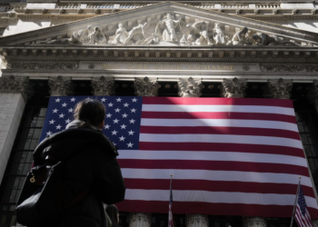 Trump vai assinar decreto para processar quem queimar bandeira dos EUA