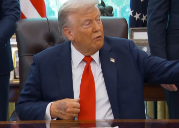 FOTO: Trump aparece com hematoma na mão; Casa Branca fala em irritação na pele causada por aspirina e excesso de cumprimentos