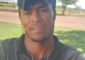 Jovem morre em batida entre Gol e caminhão