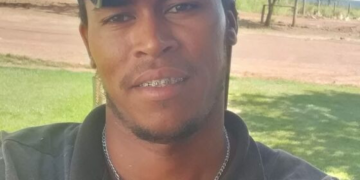 Jovem morre em batida entre Gol e caminhão