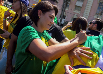 Michelle fala em humilhação após Moraes mandar polícia monitorar Bolsonaro