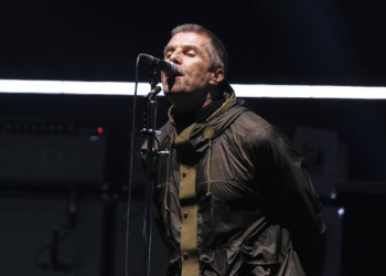 Homem morre após cair de arquibancada em show do Oasis em Londres