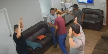 VÍDEO – Assaltantes invadem loja e roubam R$ 340 mil em ouro e maços de dinheiro