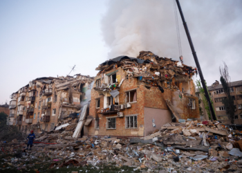 Ataque 'maciço' da Rússia com mísseis mata 8 e fere 38 na capital da Ucrânia, diz Zelensky