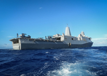 Navios de guerra de Trump levantam suspeita de ação militar contra Venezuela, diz jornal; regime Maduro diz 'se preparar para o pior'